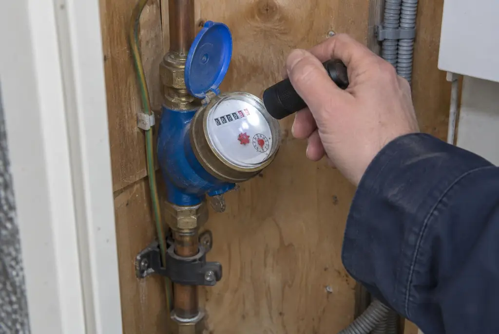 Lekdetectie Lunteren – watermeter in de meterkast controleren met een zaklamp